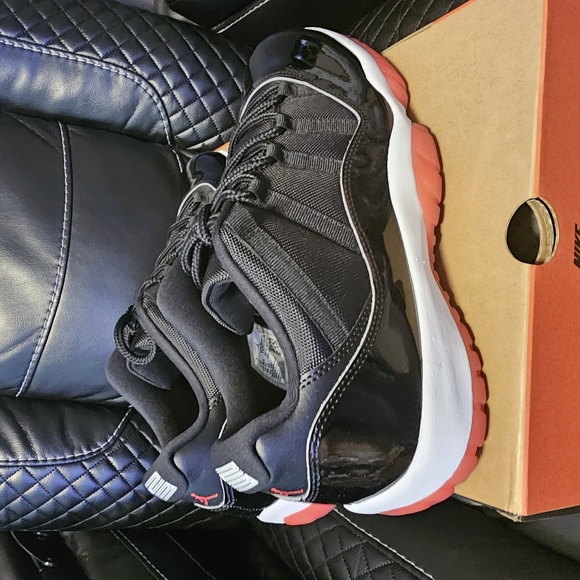 Jordan Athletic Shoes Black and Red - Picture 3 of 5